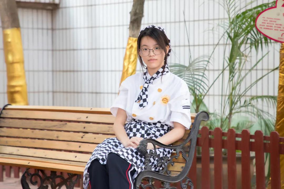 王诗雨彤：小小留学生转学新东方 学西点却成校园“最美翻译官” 