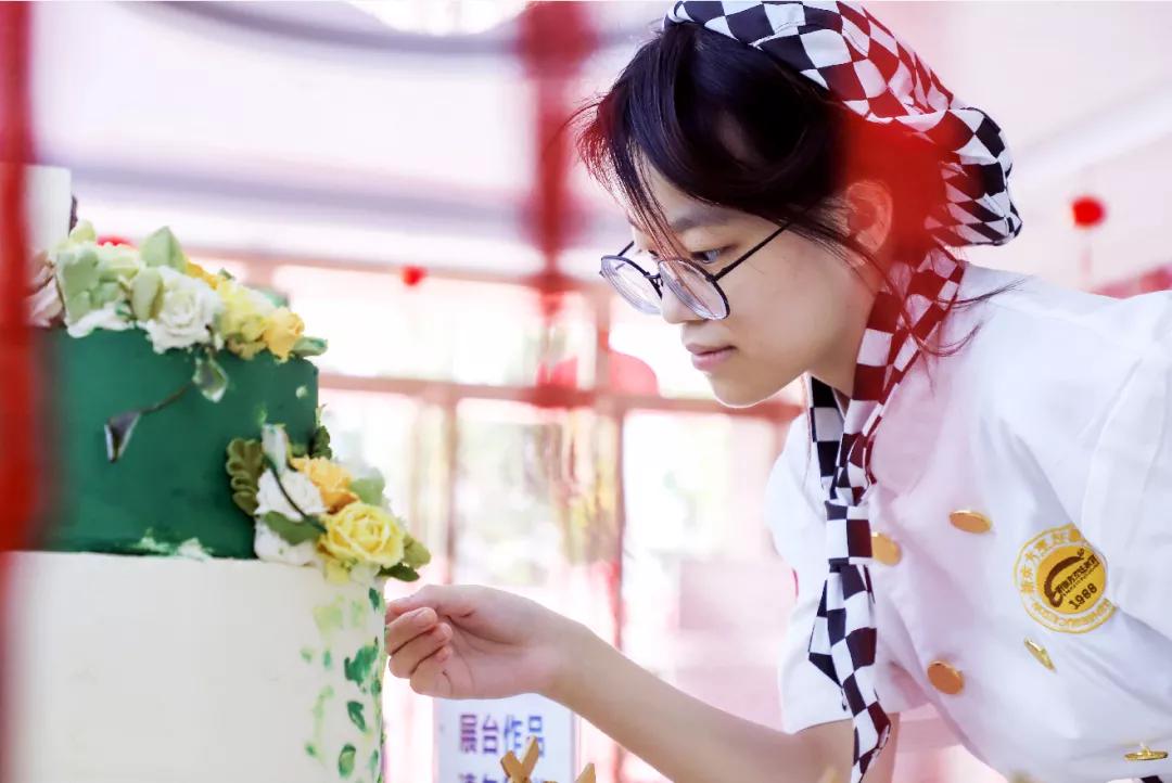 王诗雨彤：小小留学生转学新东方 学西点却成校园“最美翻译官” 