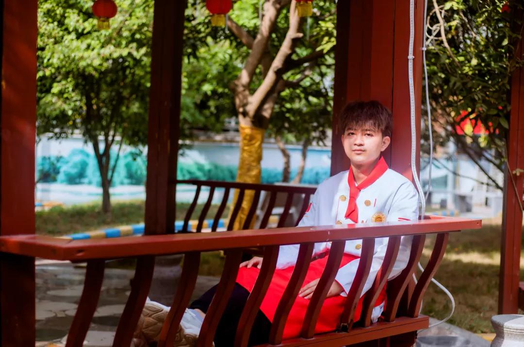  李向铧：放弃珠宝维修工作 开启中餐烹饪人生 