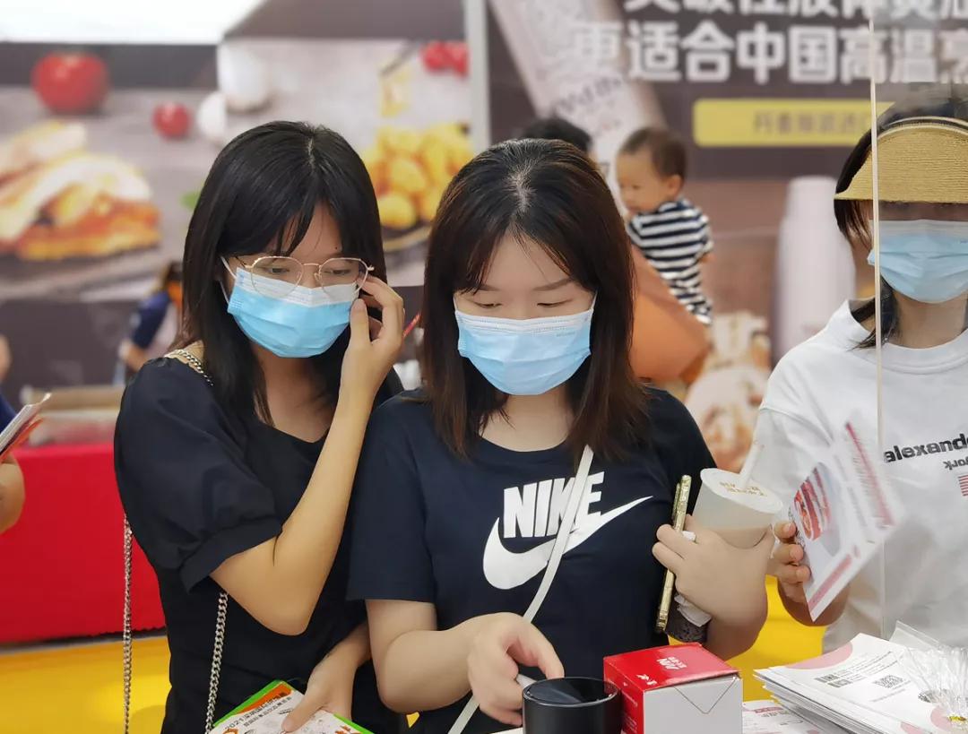 国际烘焙展的深圳新东方 让参观者竖起大拇指