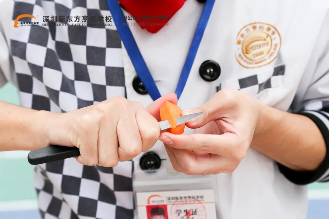 刀工比赛上的新东方学子们