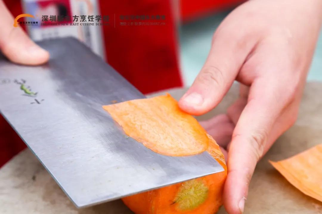 刀工比赛上的新东方学子们