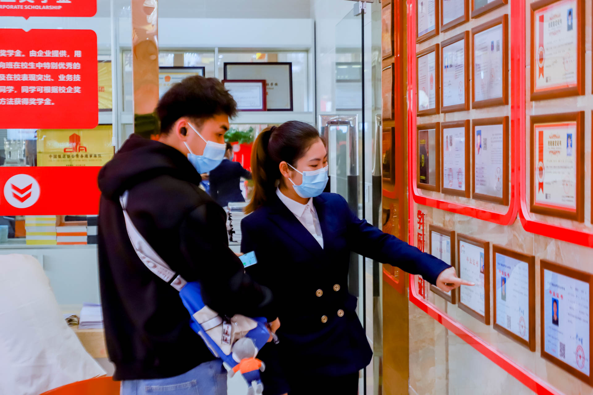 周末好去处 越来越多年轻人来深圳新东方来打卡 学技能 