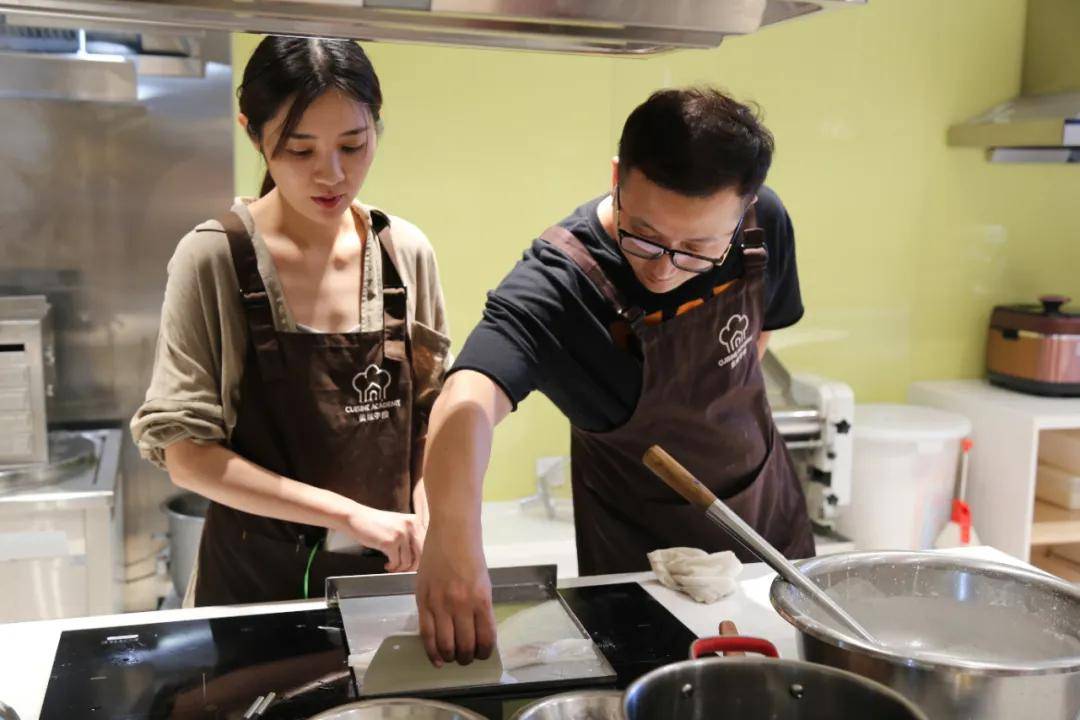 选择来深圳新东方横岗校区学技能 开启一个看得见的未来