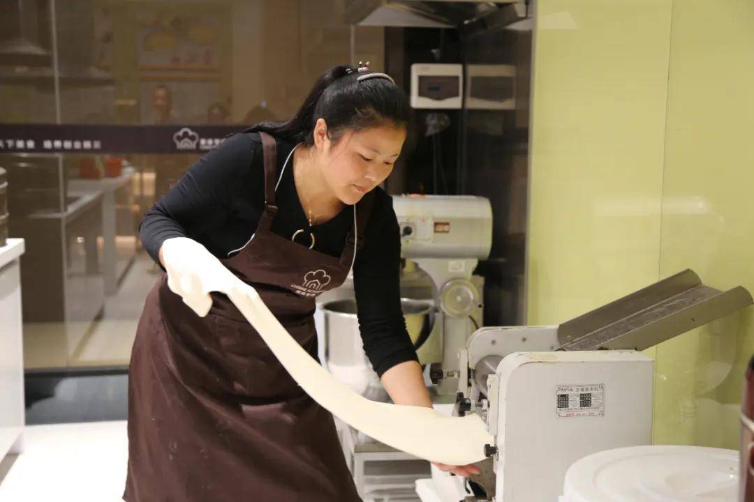 选择来深圳新东方横岗校区学技能 开启一个看得见的未来