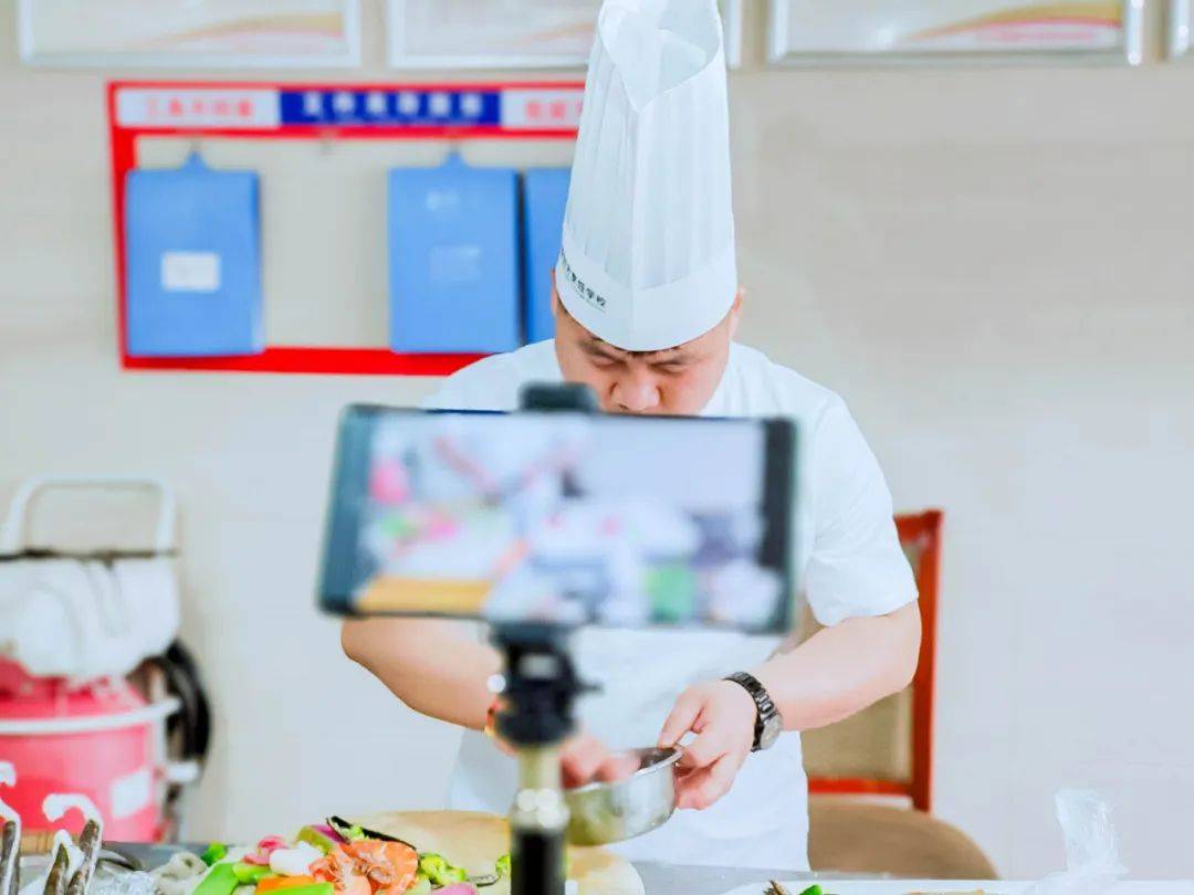 李鑫老师：直播课堂用冷拼送祝福 愿人人一帆风顺 