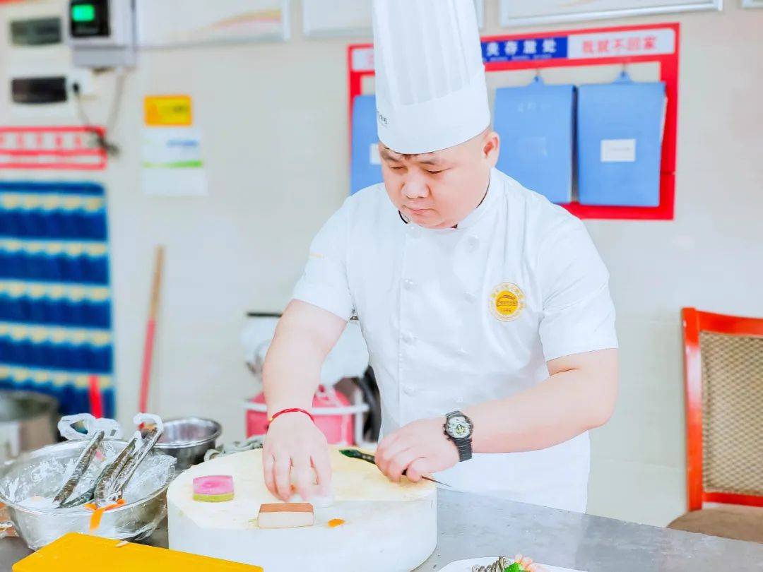 李鑫老师：直播课堂用冷拼送祝福 愿人人一帆风顺 