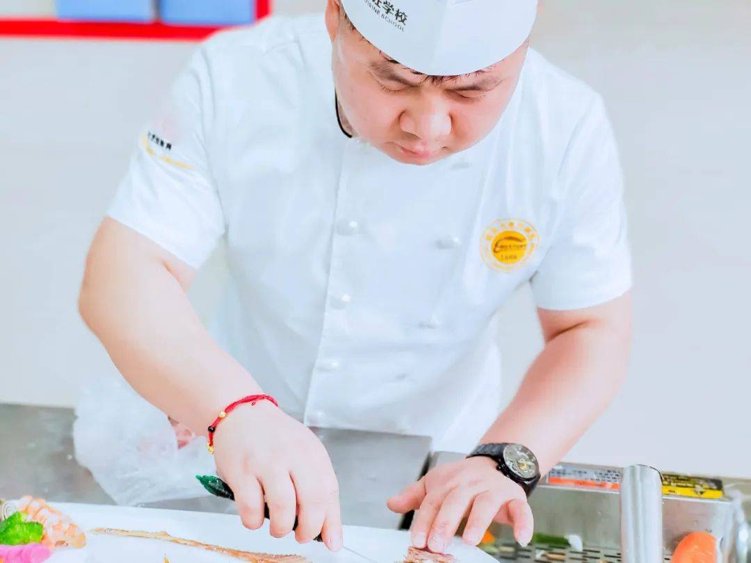 李鑫老师：直播课堂用冷拼送祝福 愿人人一帆风顺 