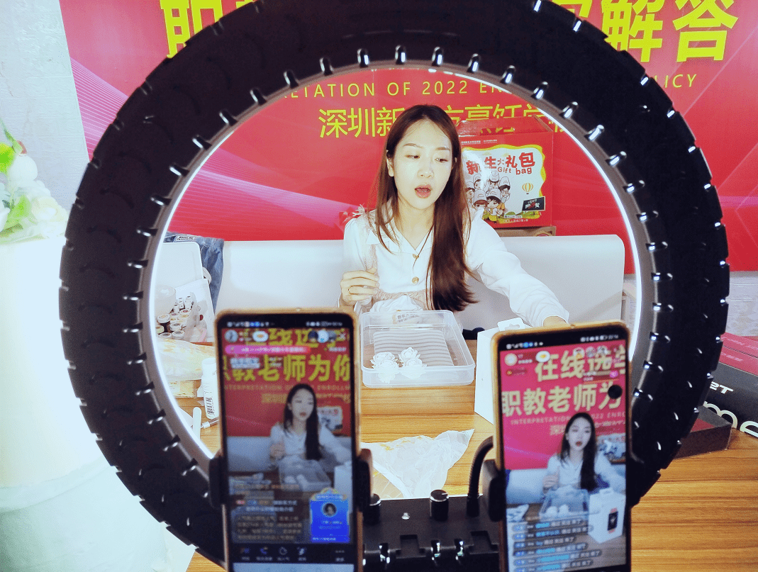 深圳新东方快手直播创意十足 美女主播也成一道风景线 