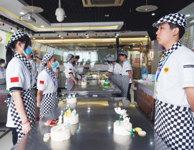 想学西点的小伙伴们，一起来看看经典西点2001班翻糖课这些作品吧！