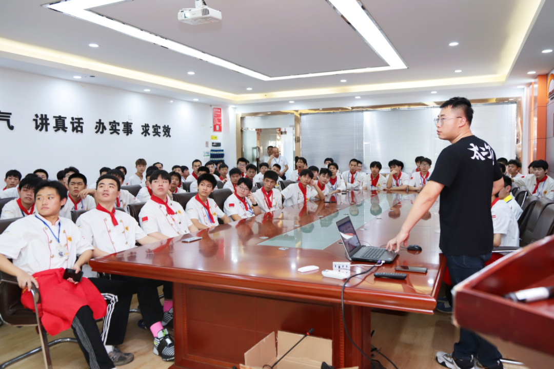 老朋友“太二”酸菜鱼与深圳新东方即将毕业的中餐学子进行企宣会，一对一面试提问~