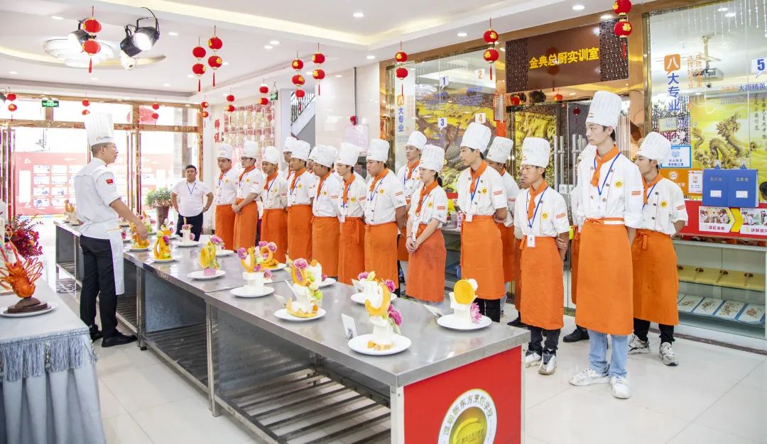 8月9日上午金典总厨2102班同学们进行了雕刻阶段考核，一起来看看他们的作品吧！