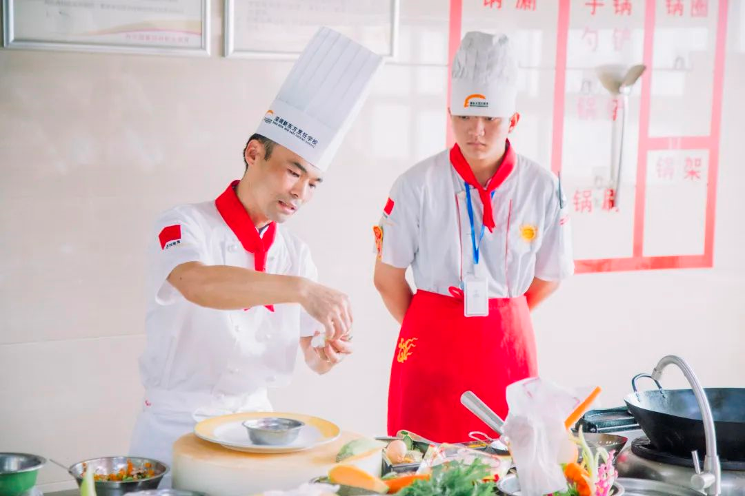 【大师进校园】深圳航空有限公司大酒店中餐厨师长曹熙玉到校给学子传艺授课