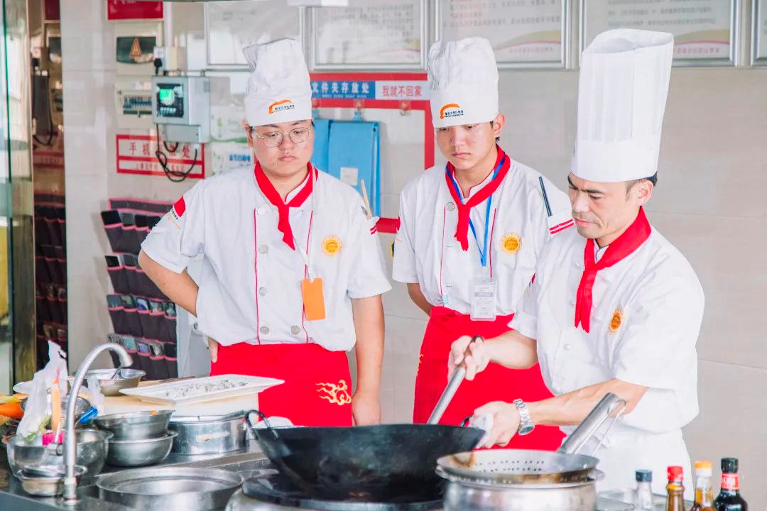 【大师进校园】深圳航空有限公司大酒店中餐厨师长曹熙玉到校给学子传艺授课