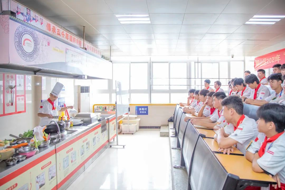 【大师进校园】深圳航空有限公司大酒店中餐厨师长曹熙玉到校给学子传艺授课