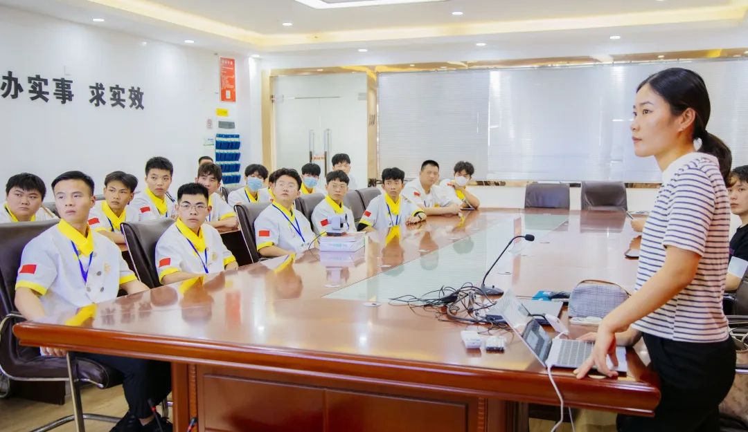 知名餐饮品牌“老乡鸡”为金领大厨班同学进行校企业宣讲会成功举行~