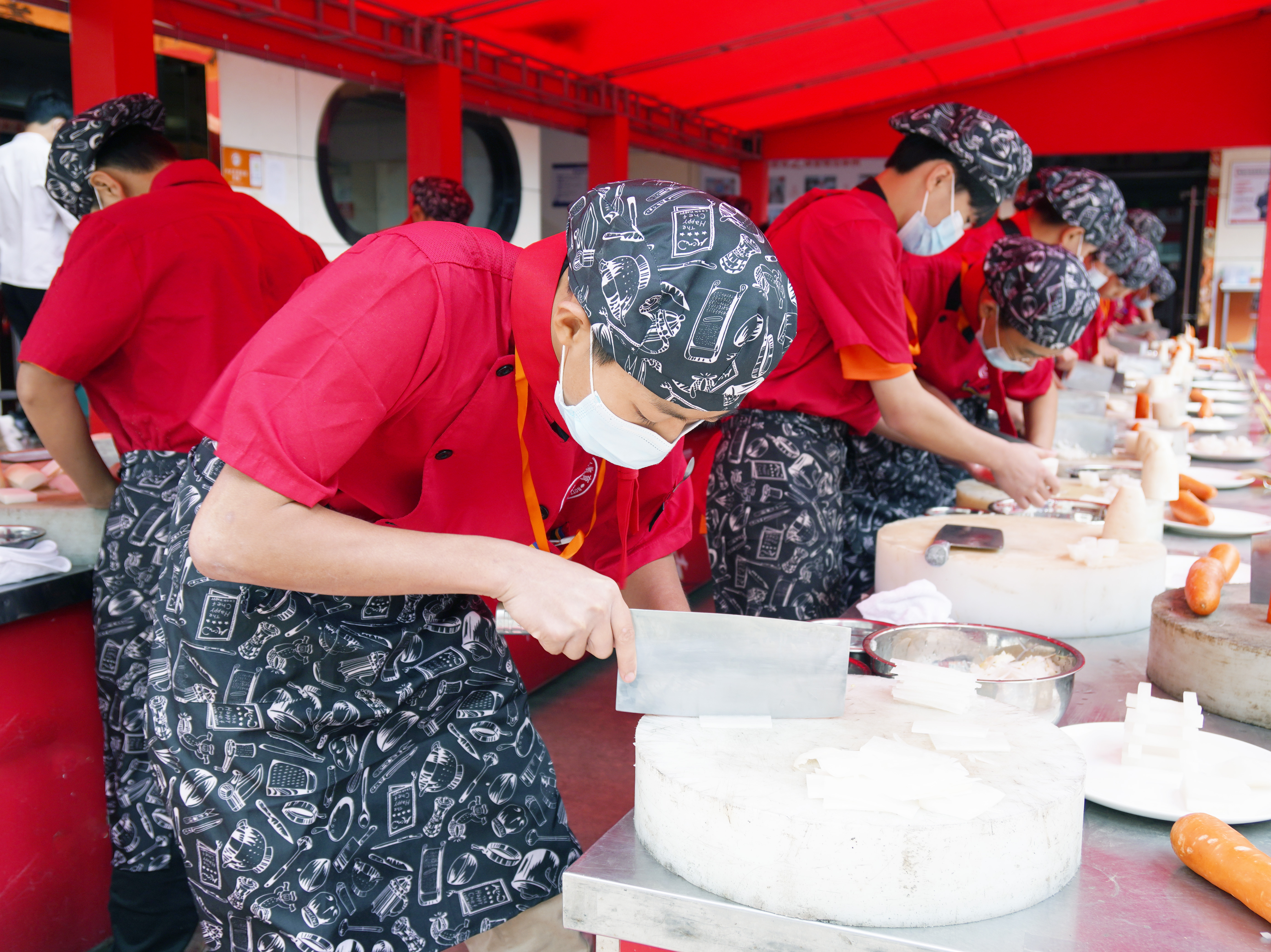 阶段考核：学技能展风采！直击烹饪营养与工艺2201班刀工、翻锅考核现场