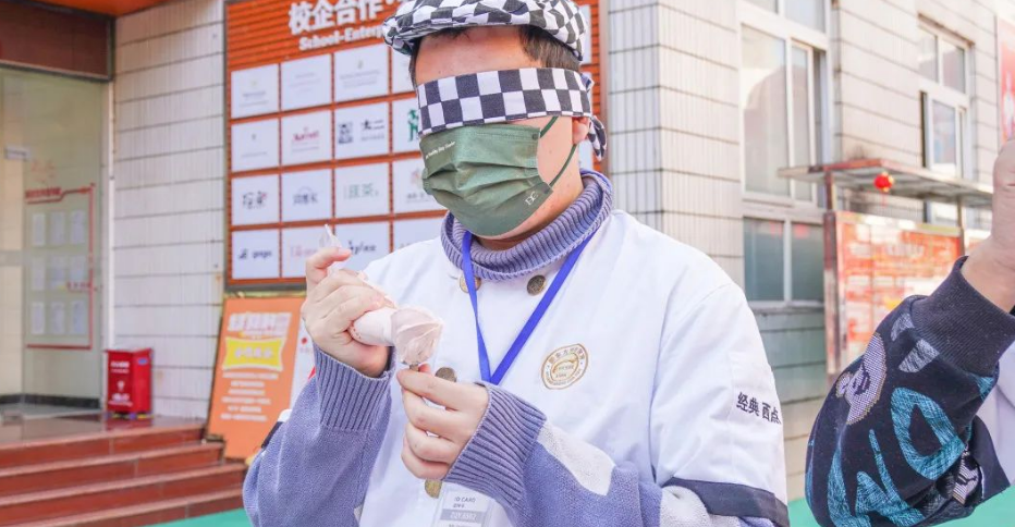 西点学子炫技能！蒙眼裱花技能比赛现场直击~你想来挑战他们吗？