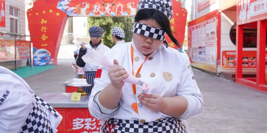 西点学子炫技能！蒙眼裱花技能比赛现场直击~你想来挑战他们吗？