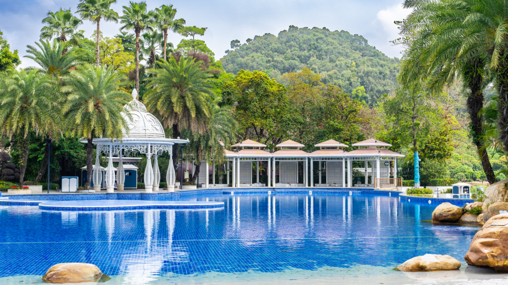 走进东莞三正半山温泉度假酒店，暖心回访优秀毕业学子