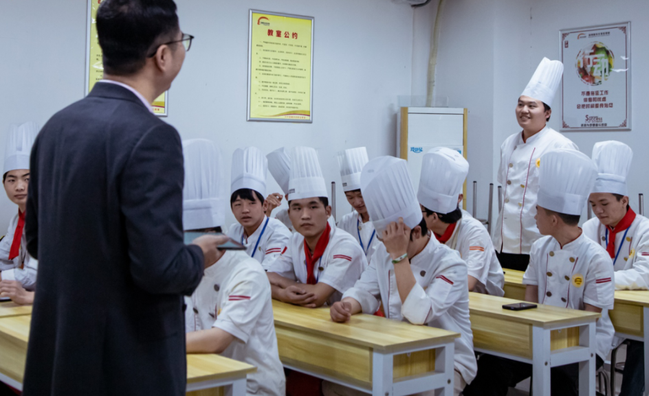 企业进校园，阿里巴巴旗下盒马鲜生到校为毕业学子进行宣讲并现场招聘！