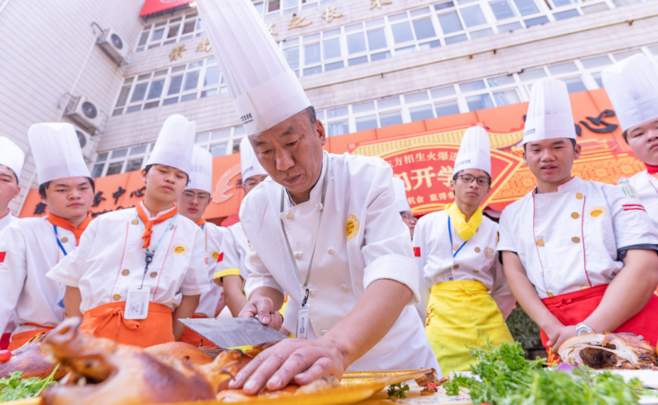 “加餐，斩料！”广东人逢年过节离不开的烧腊，在深圳新东方就可以学到最地道的制作手法~