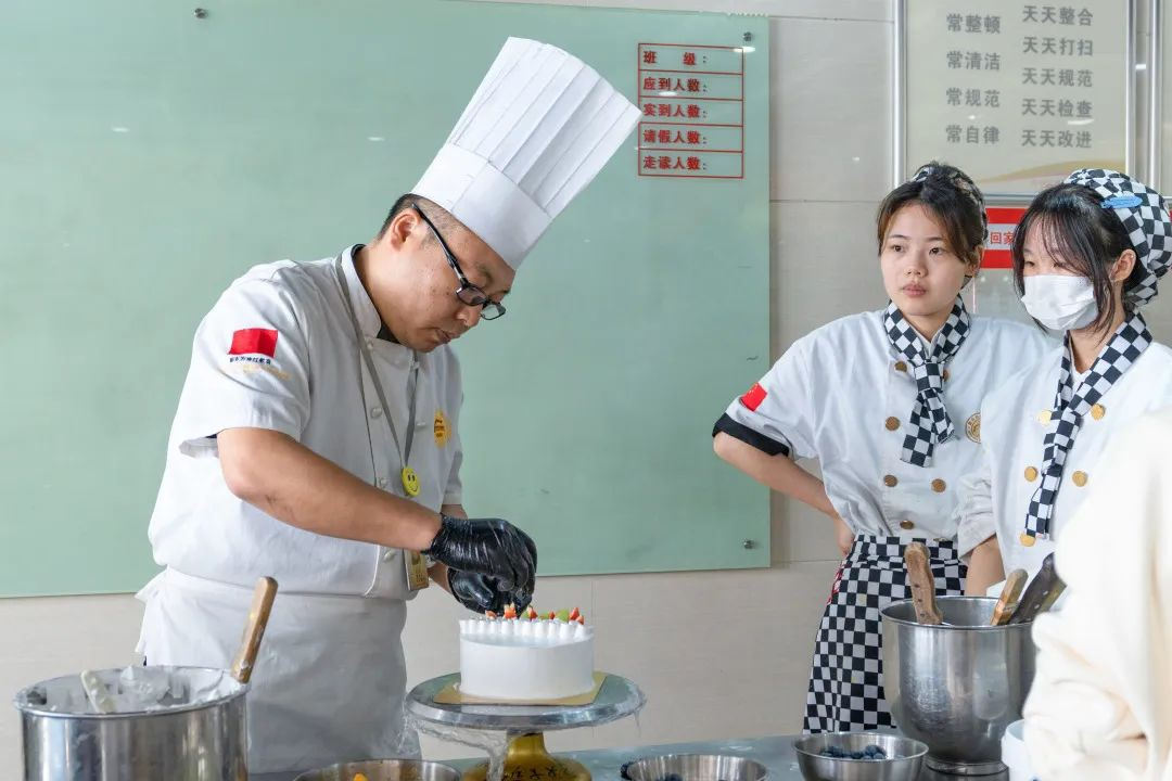 『春日研学游』不负好“食”光，汕尾逸夫中学同学邂逅深圳新东方的西点课堂！