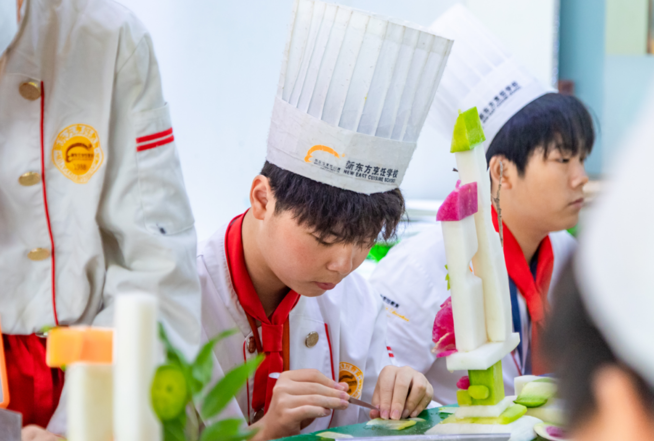 妙手生花，赏大厨精英2202班同学雕刻阶段考核作品，感受中式食雕艺术魅力