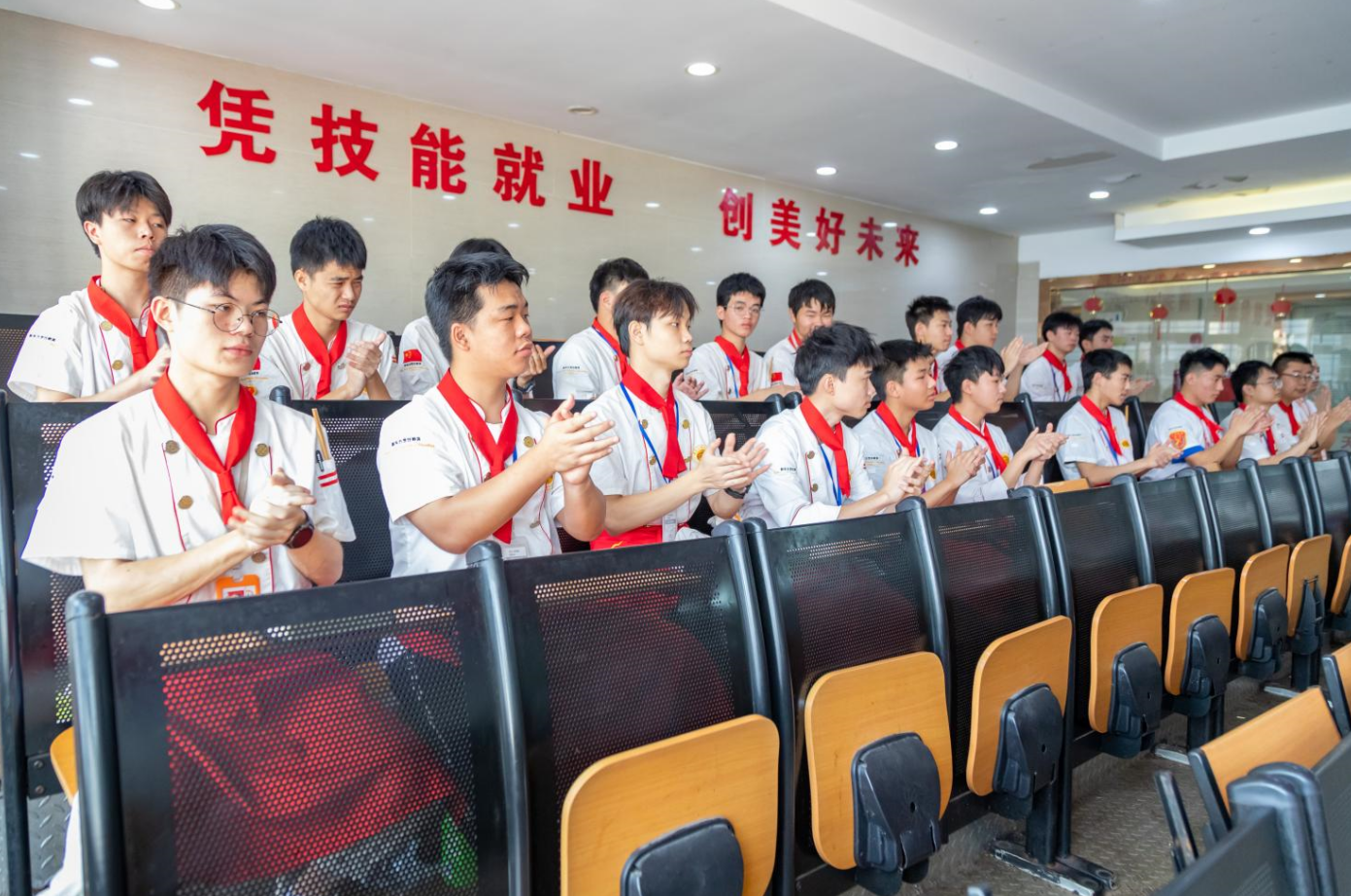 『大师课堂』7月12日深圳农耕记研发总监王廷军老师空降新东方校园，为中餐同学传授湘菜烹调技巧~