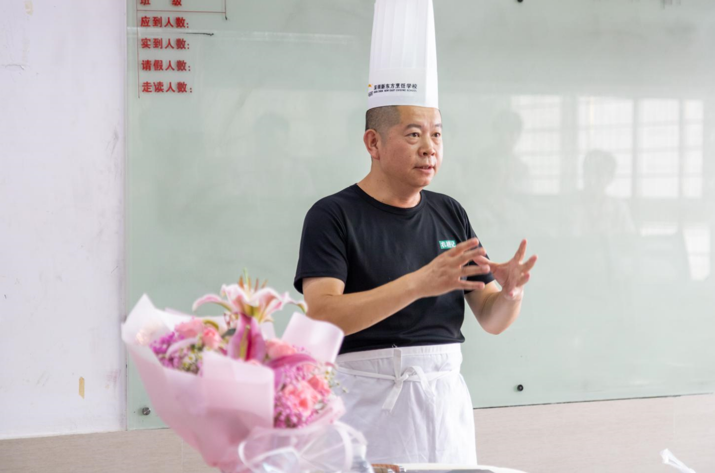 『大师课堂』7月12日深圳农耕记研发总监王廷军老师空降新东方校园，为中餐同学传授湘菜烹调技巧~