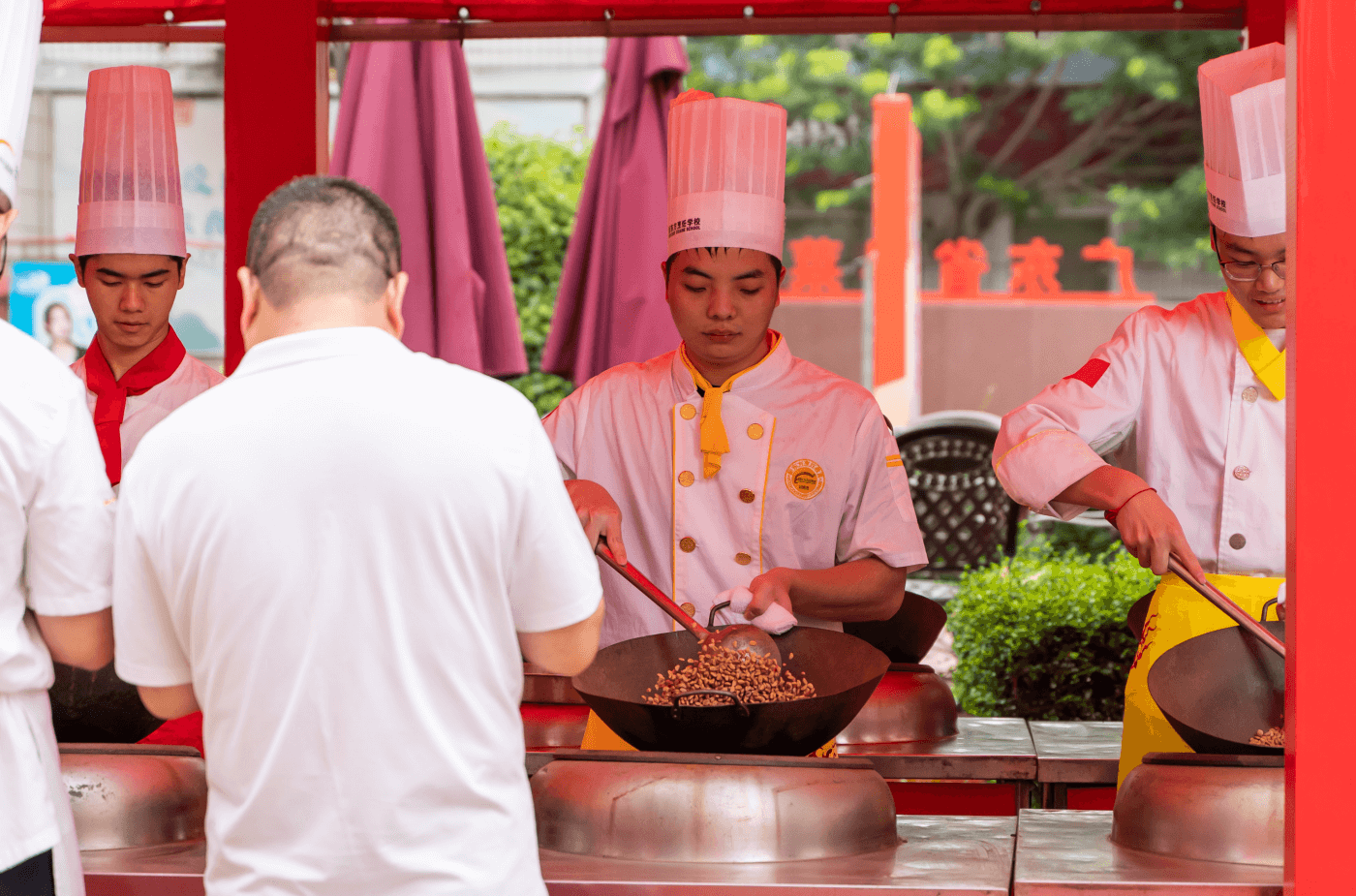 好精彩！这些同学在深圳新东方校园上演了一场翻锅技能争霸赛...