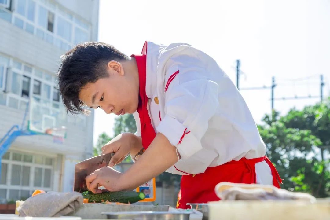 先厚积，再薄发丨看大厨精英2302班基本功阶段考核（刀工、勺工），见证少年们的成长与蜕变