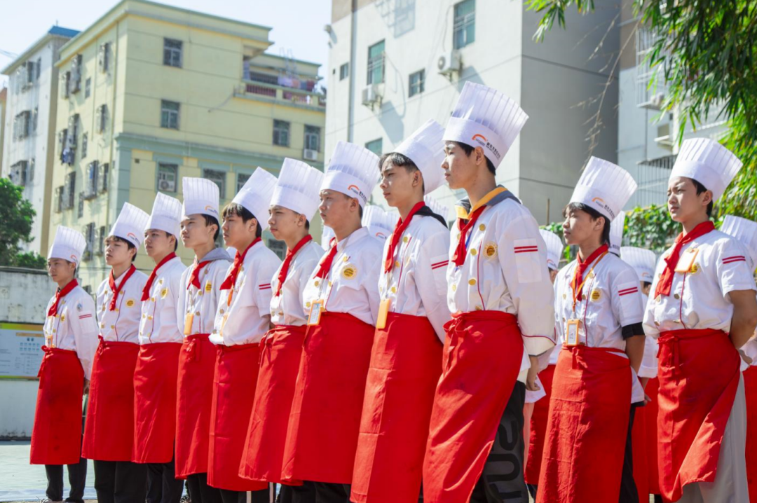 先厚积，再薄发丨看大厨精英2302班基本功阶段考核（刀工、勺工），见证少年们的成长与蜕变