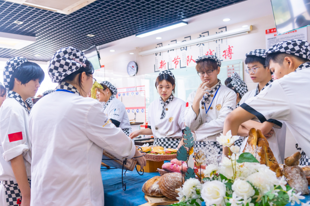 有颜有料的欧式面包​，经典西点2102班阶段考核作品出炉啦~