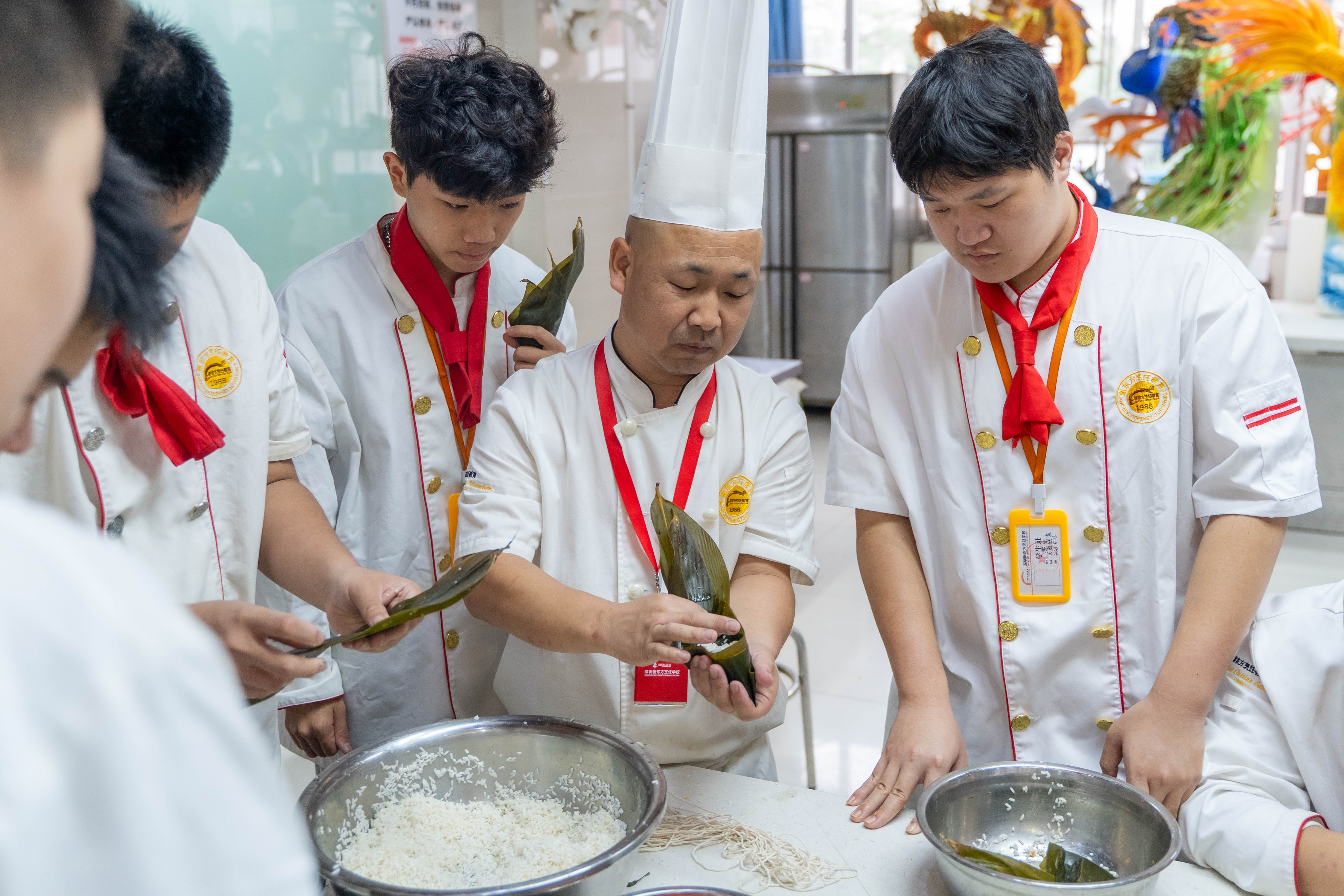 浓情端午时，校园欢乐多|深圳新东方包粽子活动圆满落幕