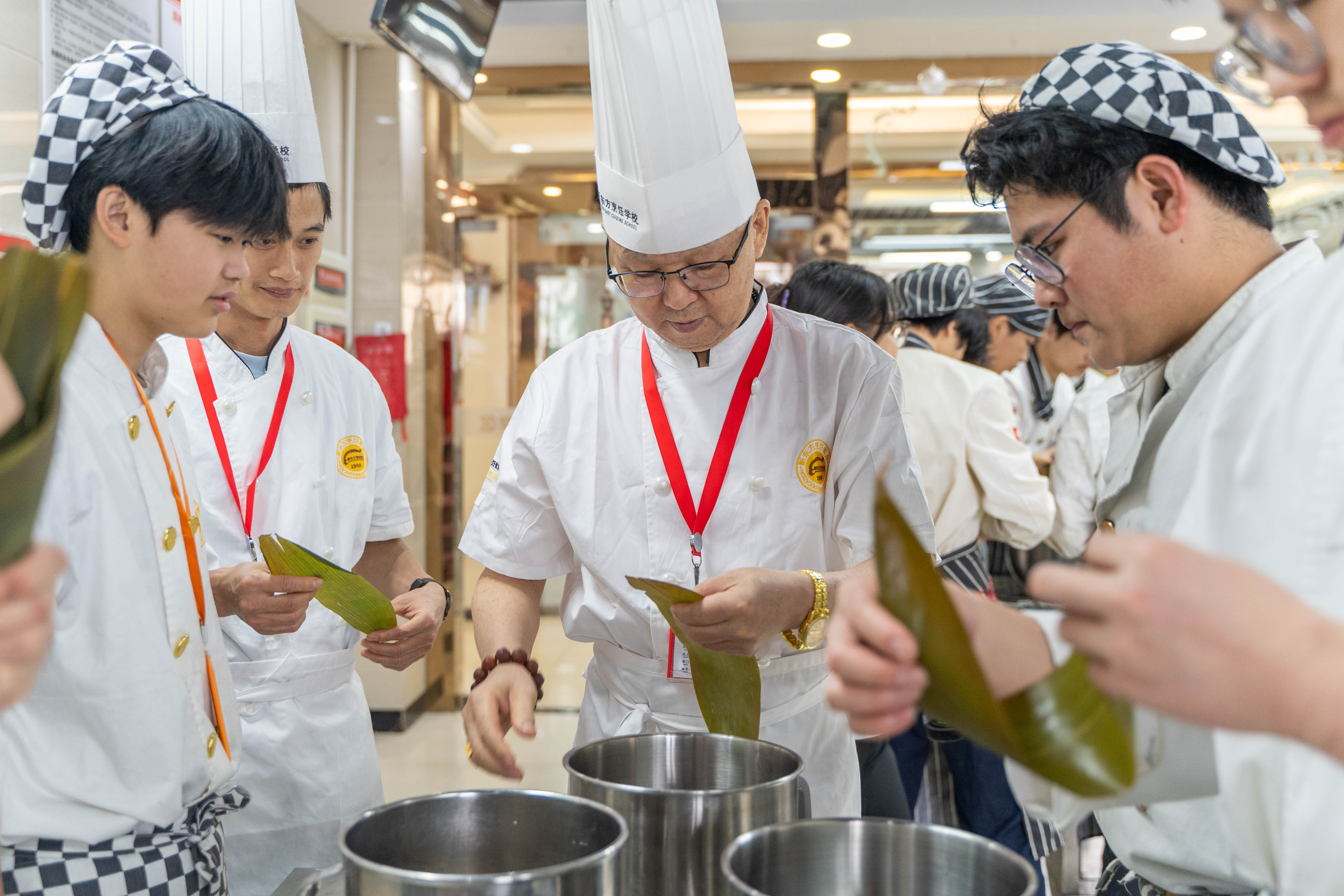 浓情端午时，校园欢乐多|深圳新东方包粽子活动圆满落幕