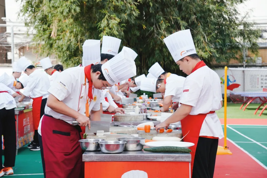 刀工考核显真章，检验阶段教学成果，锤炼烹饪精湛技艺！