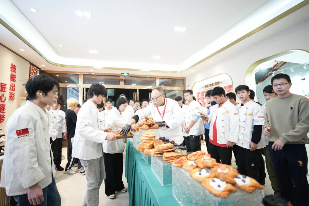 深圳新东方烹饪学校：2025年的第一条祝福！