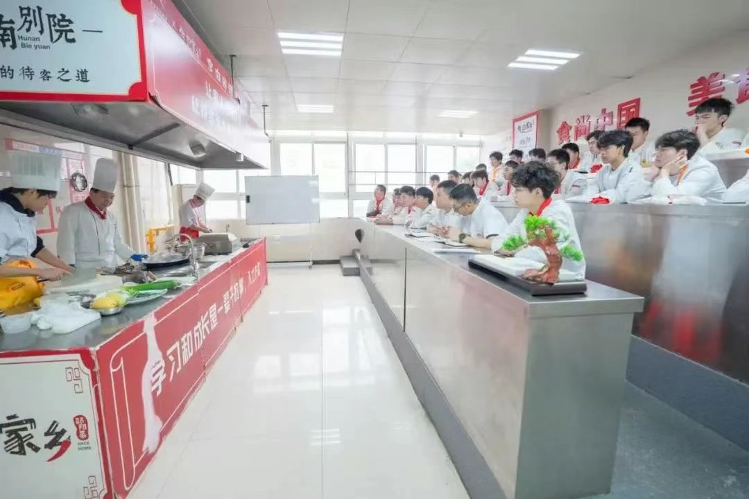 名企名师进校园 烹饪教育绽新光