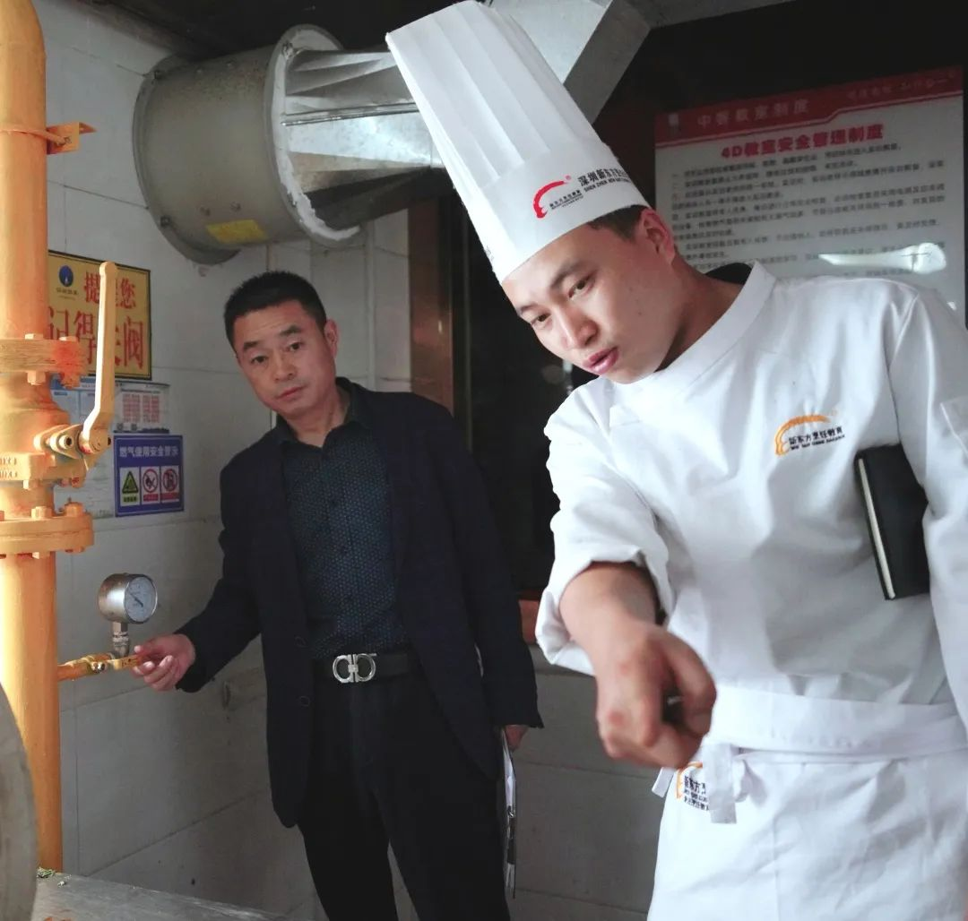 筑牢安全防线 | 深圳新东方朱校长亲自带队，开展校园消防安全及燃气安全专项检查