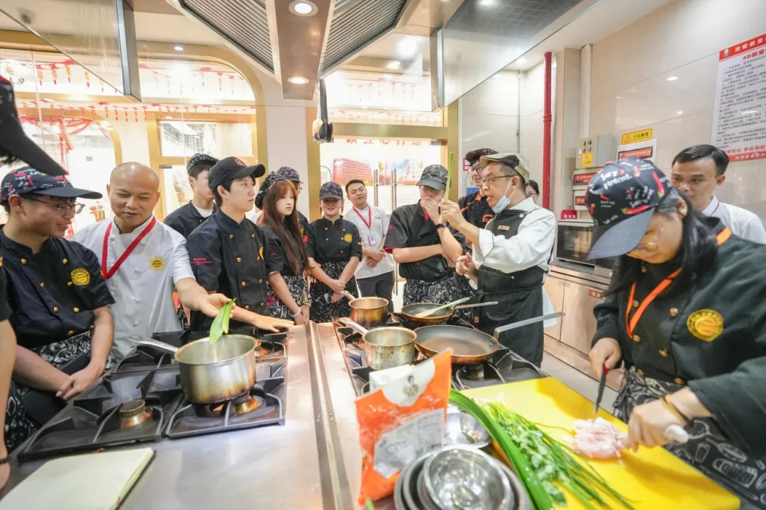 外籍大师进校园 | 择善而从，精“艺”求精！深圳新东方烹饪学校邀请马来西亚大师到校授课！