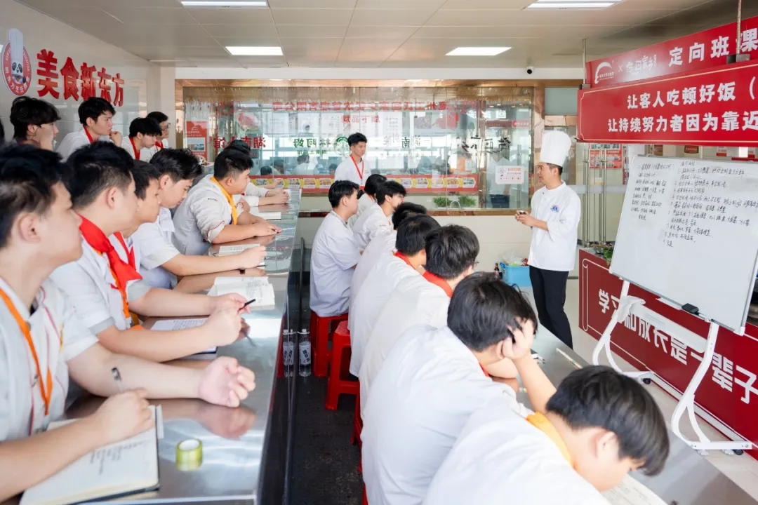 “亚洲厨王”于景林大师进校园，匠心传承启新程。   