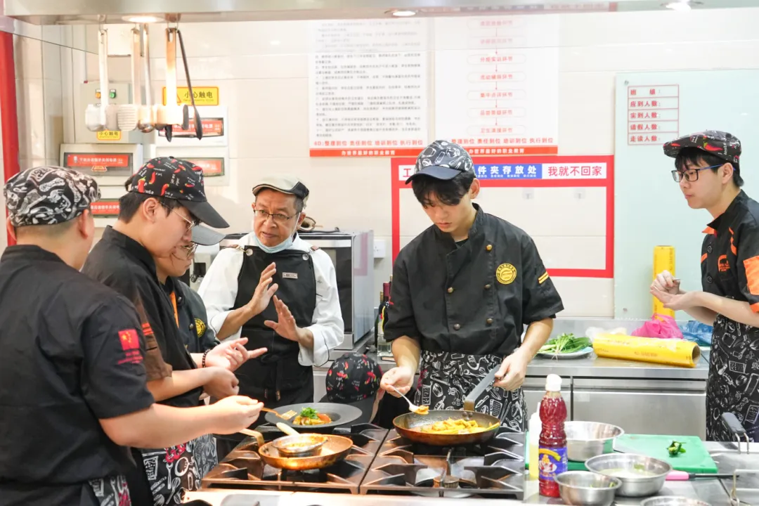 外籍大师进校园 | 择善而从，精“艺”求精！深圳新东方烹饪学校邀请马来西亚大师到校授课！