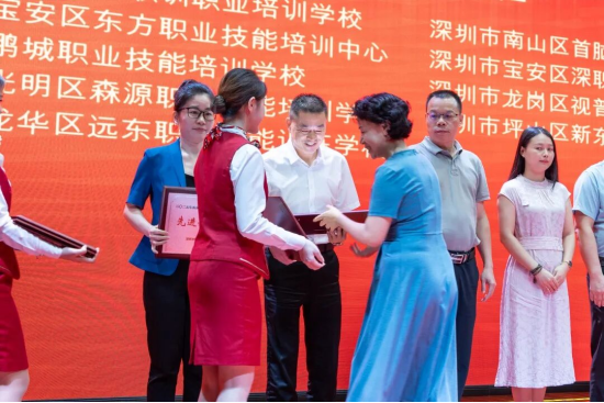 喜报！深圳新东方烹饪学校荣膺“2025年度深圳市技工教育和职业培训行业先进单位”，烹饪职教再耀鹏城！