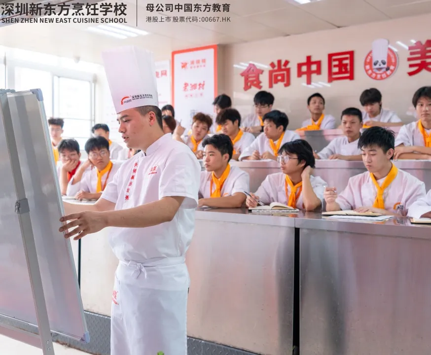 技传深新 匠筑前程｜来菜华南总厨蔡森章进校园，以专业赋能，让技能生根。  